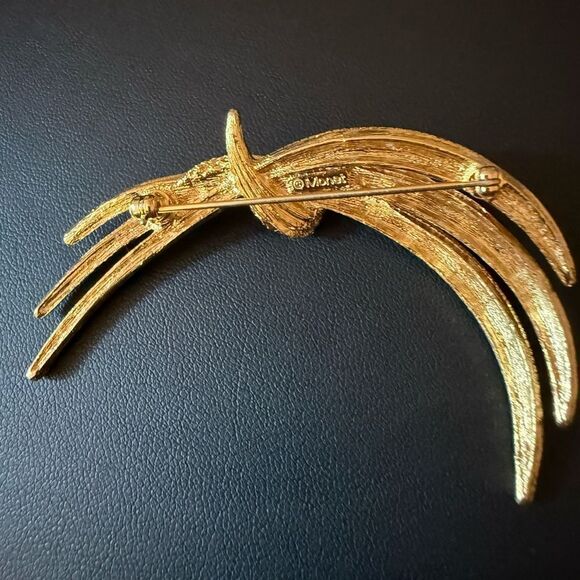 Vintage Signed Monet Wheat Shaft Brooch in Textured Gold Plated Metal. - Picture 6 of 7